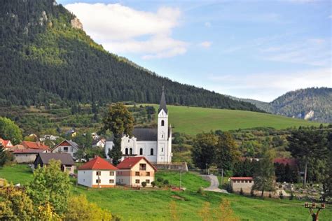 Tradičná slovenská dedina s ovocnými sadmi