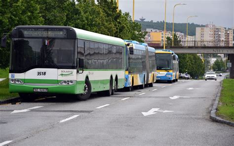 Ilustračná fotografia taxíka a MHD
