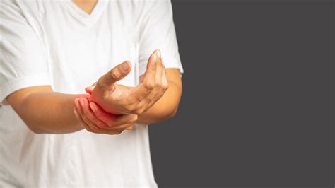 Ilustrácia znázorňujúca ruku podávajúcu pomocnú ruku druhej ruke, symbolizujúcu podporu a nádej.