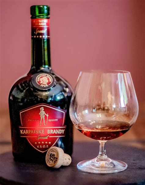 Fľaša Karpatského KB vedľa fľaše Karpatského Brandy Špeciál