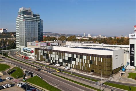 Nákupné centrum s rôznymi obchodmi