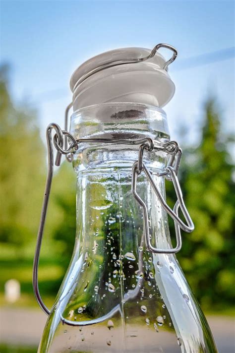 sada malých sklenených fliaš