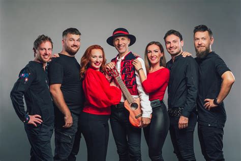 Skupina tínedžerov pijúcich