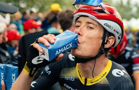 Športovci pijú radler po tréningu