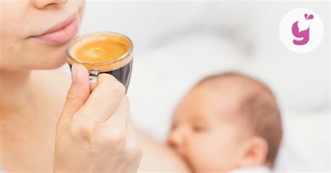 žena pijúca kávu počas dojčenia