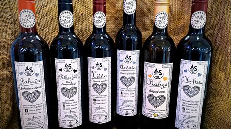 Červené víno a cibuľa v pohári