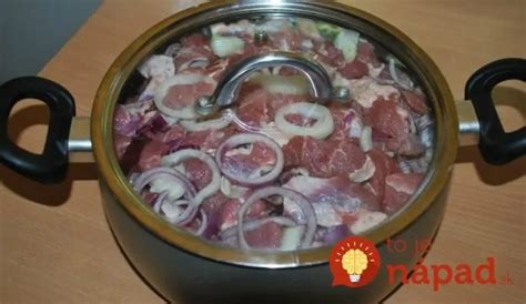 Dusenie hovädzieho mäsa s červeným vínom a cibuľou