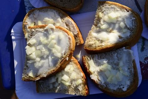 Chlieb s kúskami cibule v reze