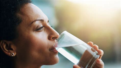 Žena pijúca vodu s ovocím