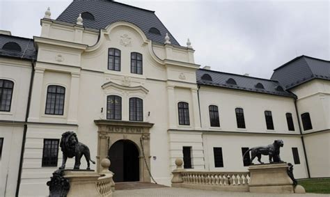 Ilustračná fotografia moderného diplomatického sídla