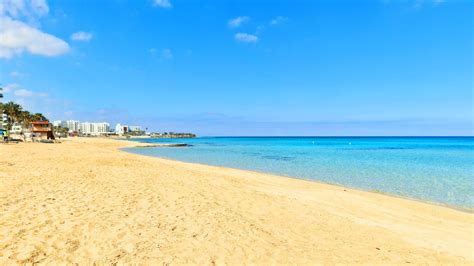 Turistická fotografia pláže na pobreží Červeného mora v Saudskej Arábii