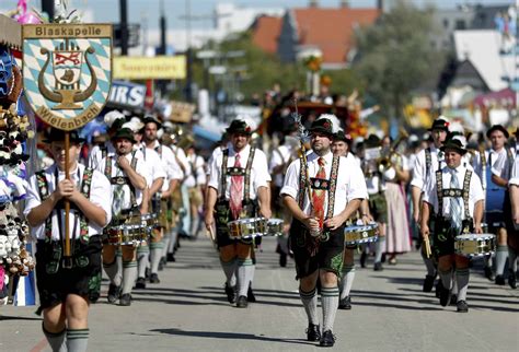 Návštevníci v tradičných bavorských krojoch na Oktoberfeste