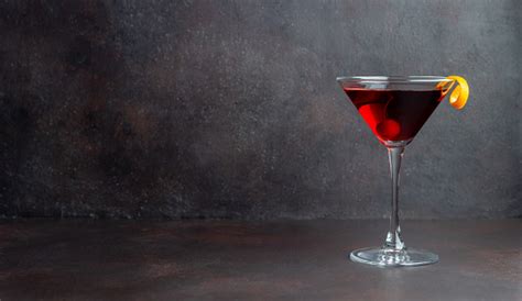 Koktail Manhattan v pohári s čerešňou