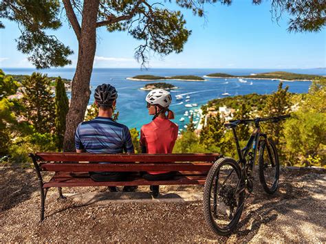 Ľudia sedia pri pivnom sete v záhrade