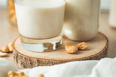 Zložky na prípravu vaječného likéru: kešu oriešky, kokosové mlieko, rum