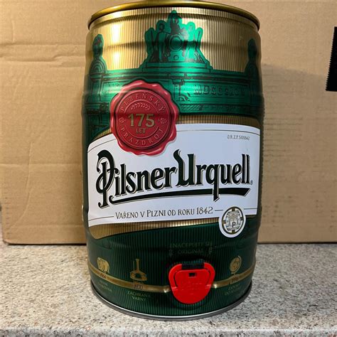 Ilustračná fotografia čapovaného piva Pilsner Urquell s hustou penou