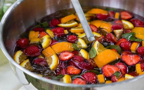 Osviežujúci letný ovocný punč v karafke s ovocím a ľadom