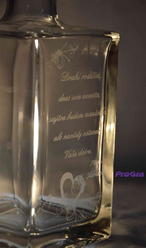 Fľaša rumu s pohárom na drevenom pozadí