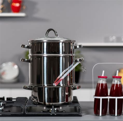 Interiér destilačného prístroja s detailmi z nehrdzavejúcej ocele