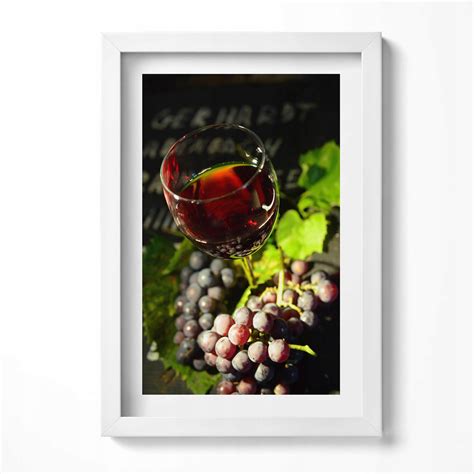 Hroznové strapce a pohár červeného vína