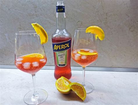Aperol Spritz v pohári s pomarančom a ľadom