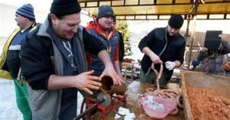 Ľudia sa bavia v krčme