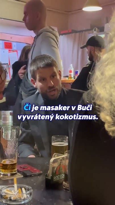 Muži pijú v krčme