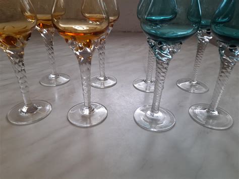 Skupina ručně vyráběných skleniček na destiláty