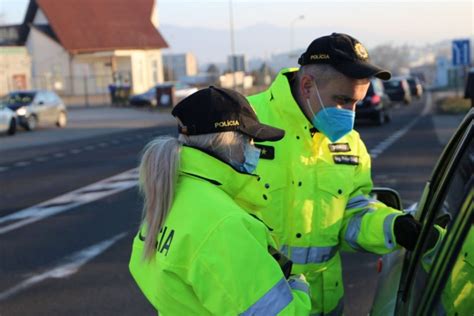 Policajti vykonávajú dychovú skúšku