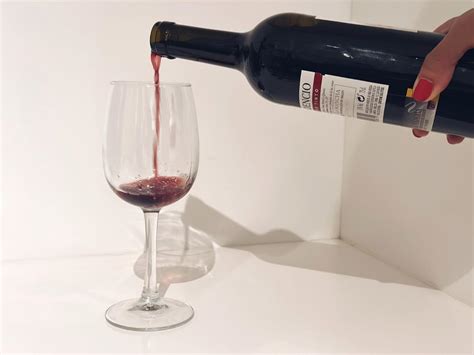 Ilustrácia fľaše vína a pohára s kvapkou alkoholu