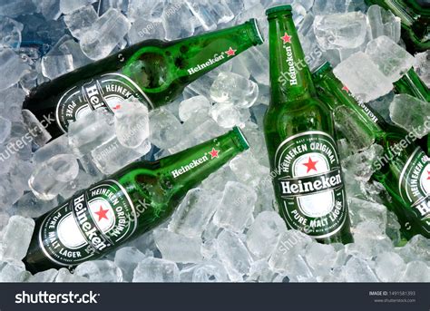 Fľaše a plechovky piva Heineken