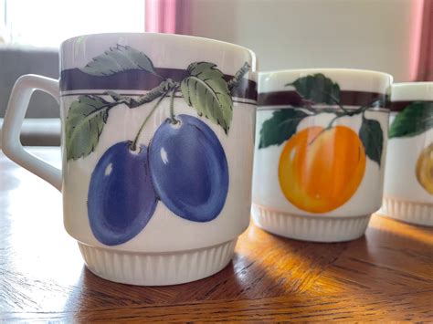 Hrnčeky s punčom, jeden s ovocím a škoricou, druhý s pridaným rumom