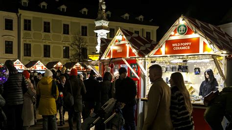Ľudia na vianočných trhoch popíjajúci punč