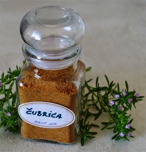 Zmes korenia a cukru na okrajoch pohára