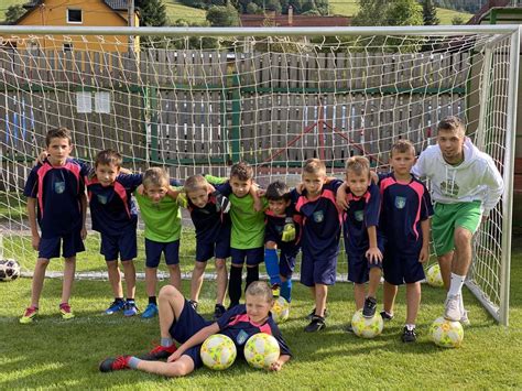 Skupina mladých futbalistov na tréningu