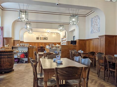 Interiér historickej tufovej pivnice v Tokaji