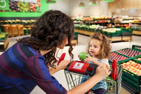 rodina v obchode s nápojmi