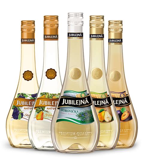 Rozmanité fľaše slovenských ovocných destilátov