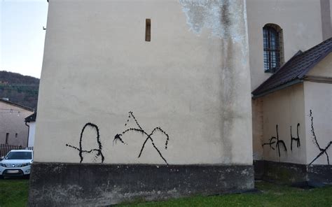 Kolekcia personalizovaných pivových krígľov s rôznymi nápismi