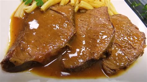 Hovädzie mäso na tanieri s pohárom červeného vína