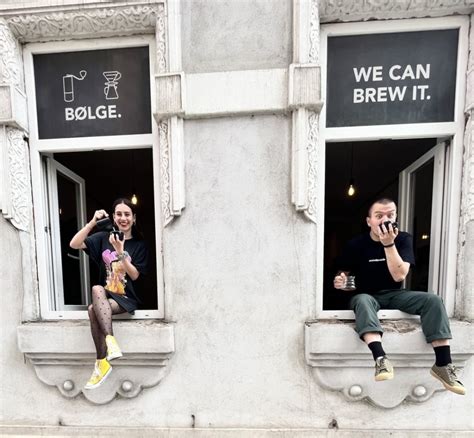 Ilustrácia minivýčapu Barnie v kaviarni