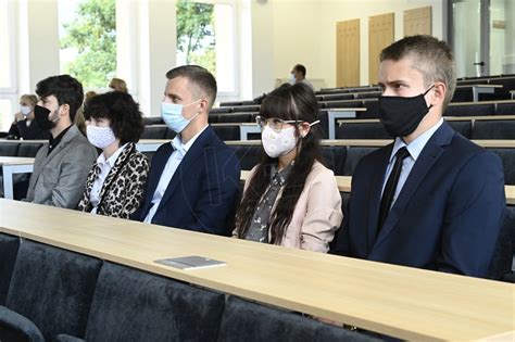 Ilustračná fotografia mladej skupiny pri rozhovore