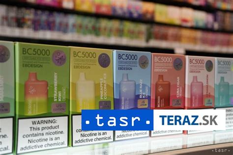 Infografika porovnávajúca užívanie klasických a elektronických cigariet