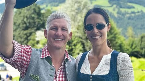 Návštevníci Oktoberfestu v tradičných bavorských krojoch