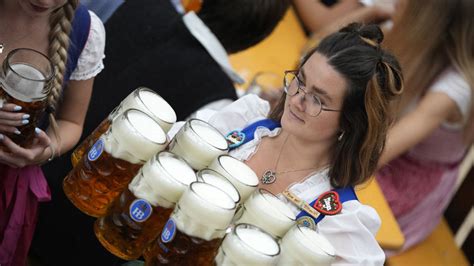 Čašníčka s kríglami piva na Oktoberfest