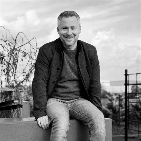 Ilustrácia znázorňujúca skupinu mladistvých, ktorí sa snažia kúpiť alkohol