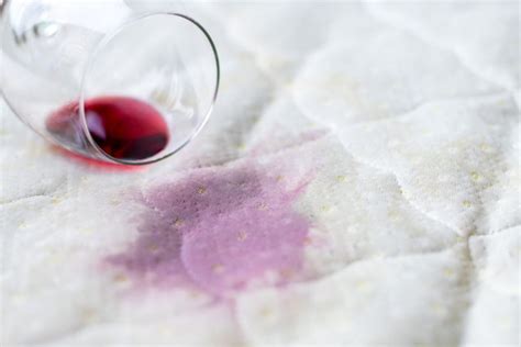 rozliate červené víno na koberci