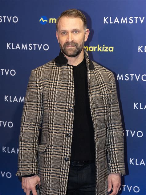 Tomáš Maštalír s pohárom Karpatského brandy