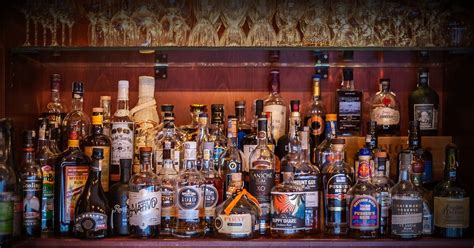 Svadobný rumový kútik s fľašami rumu, pohármi a dekoráciami