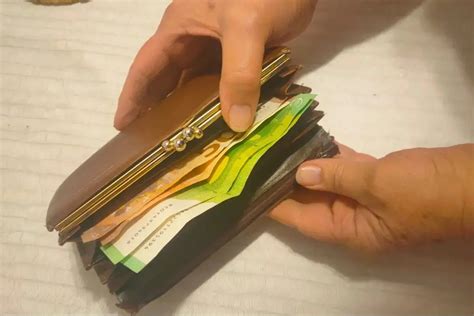 Fotografia muža s úsmevom, ktorý symbolizuje zmenu a nádej